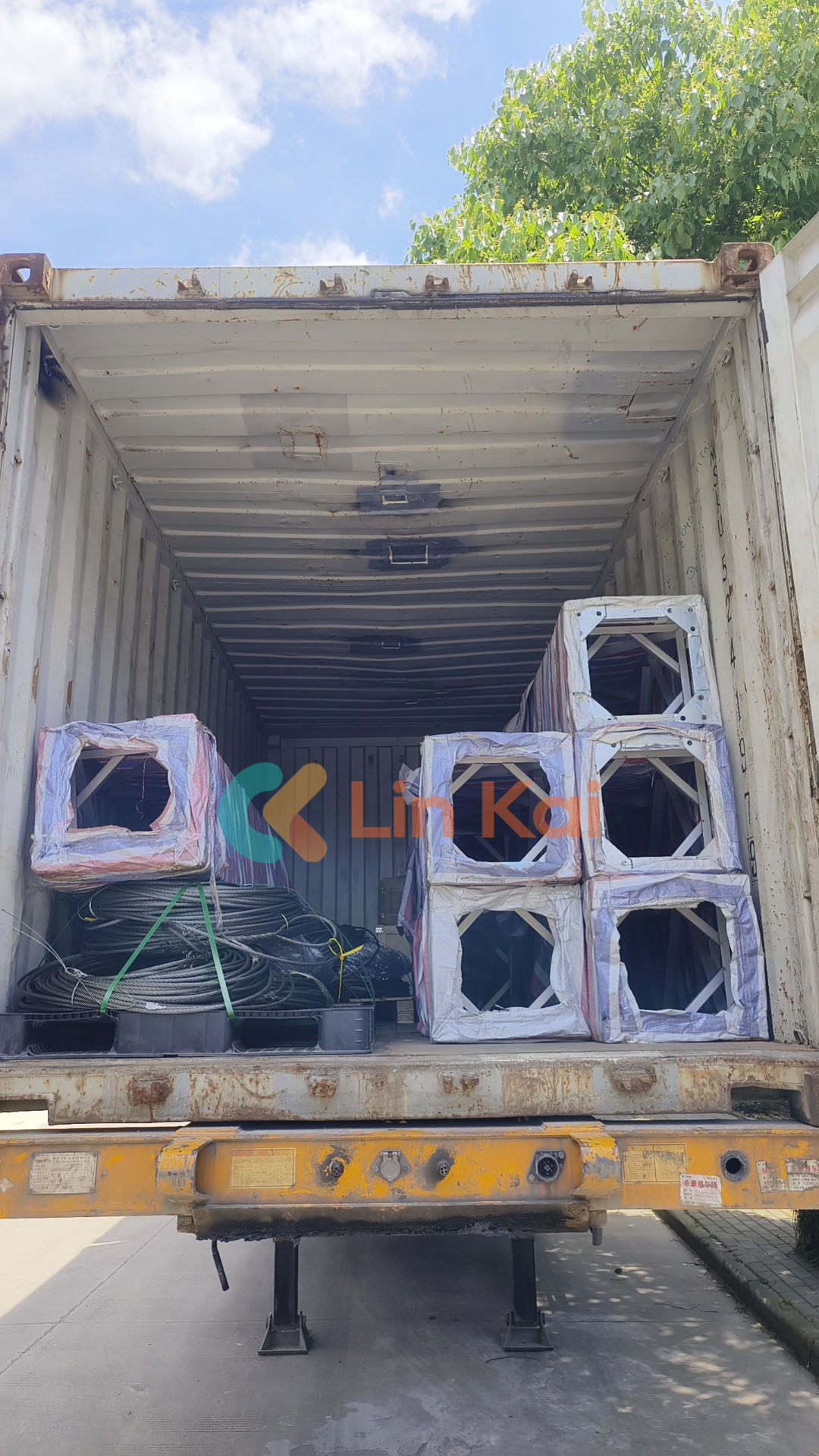 L'azienda Lingkai diversifica il mercato di esportazione e spedisce apparecchiature elettriche di qualità in Malesia