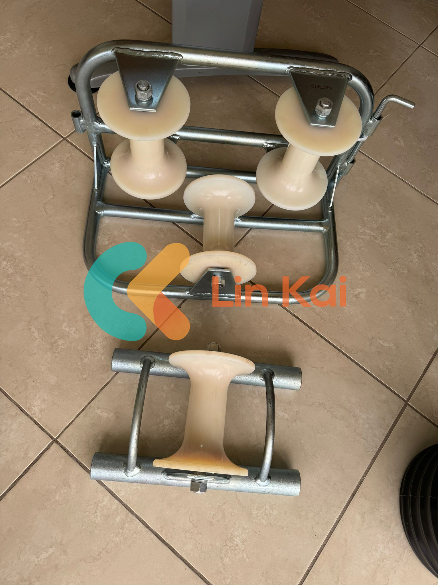 Quali sono le principali funzioni del rullo di messa a terra del cavo?